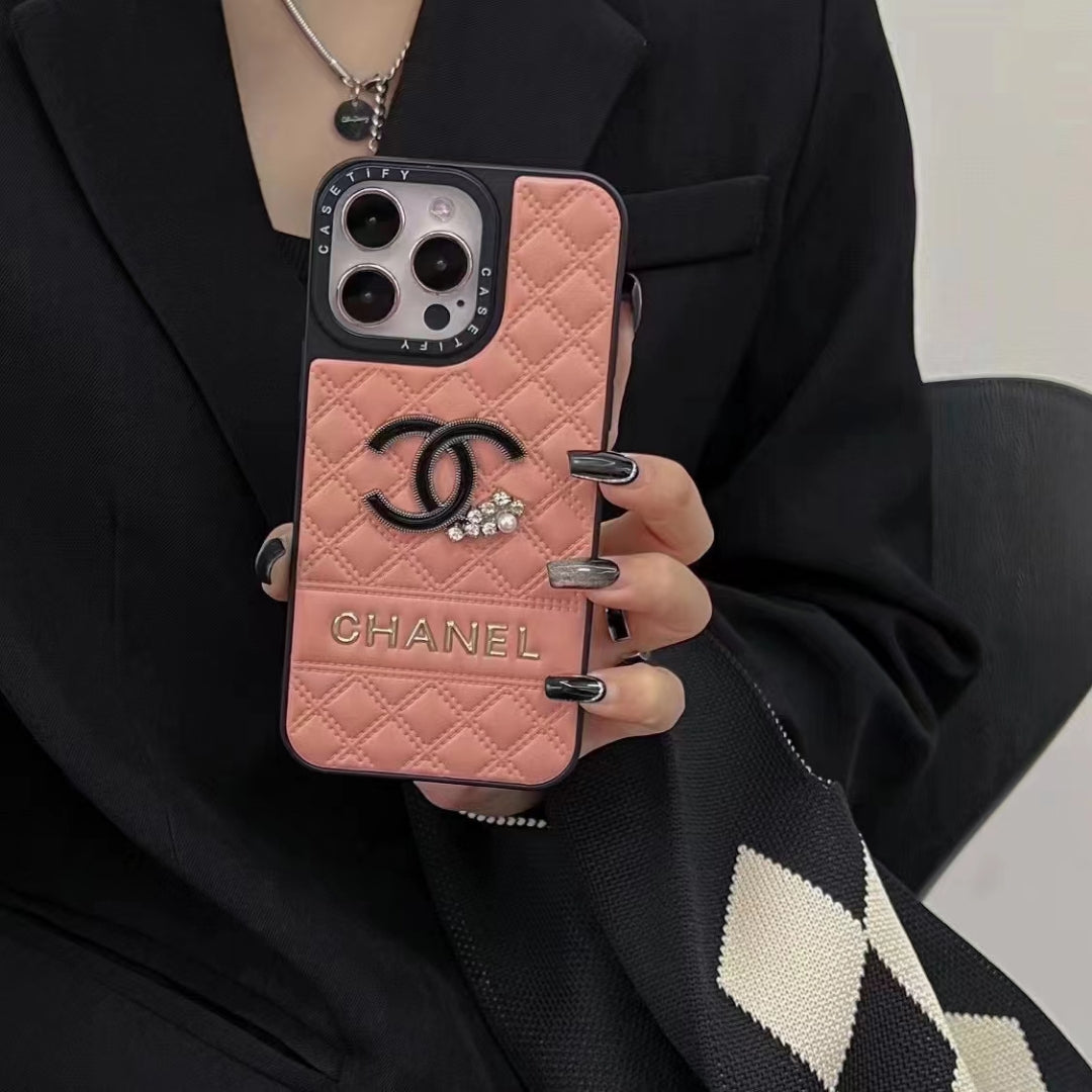 다이아몬드 악센트가 장착 된 고급 퀼트 CC에서 영감을 얻은 전화 케이스