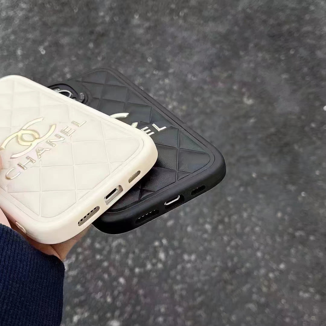 엠보싱 로고가 장착 된 고급 CC에서 영감을 얻은 퀼트 전화 케이스