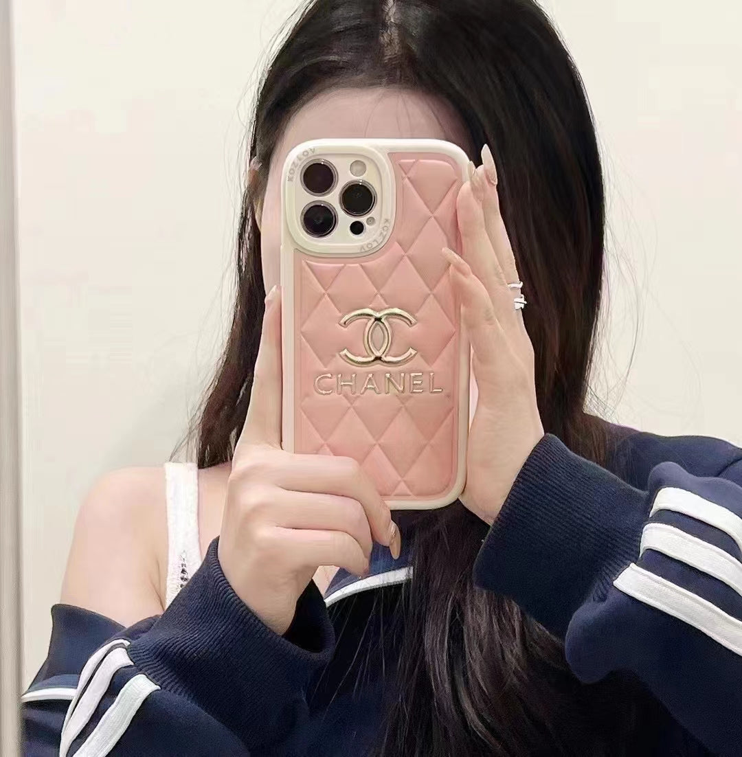 엠보싱 로고가 장착 된 고급 CC에서 영감을 얻은 퀼트 전화 케이스