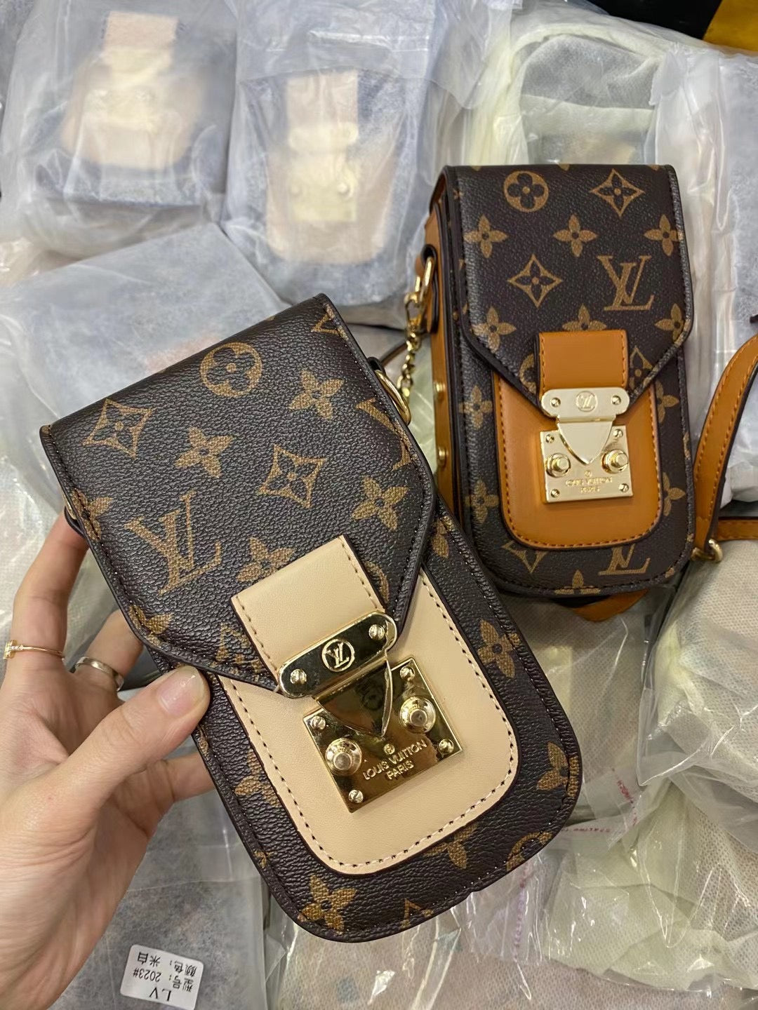 세련된 모노그램 LV 전화 주머니 및 금속 체인